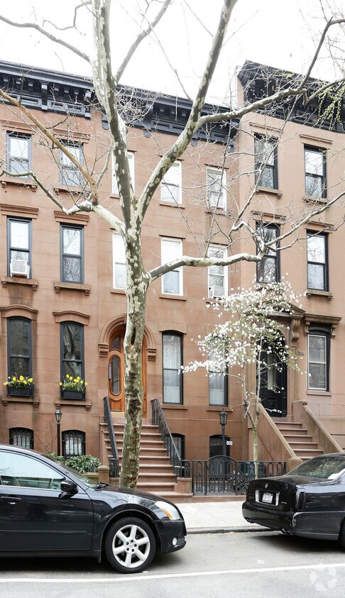 Primary Photo - 400 Sackett St