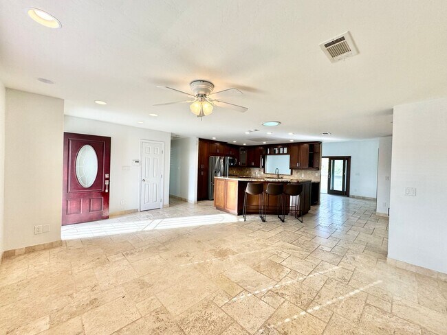 Building Photo - Beautiful 3Bd/2Ba Home Located With Canyon...