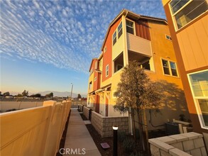 Building Photo - 5961 Huntington Dr