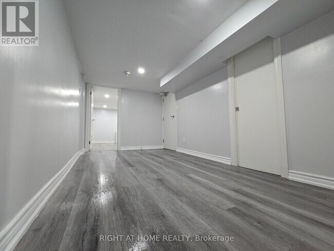 Building Photo - 984 Ossington Ave