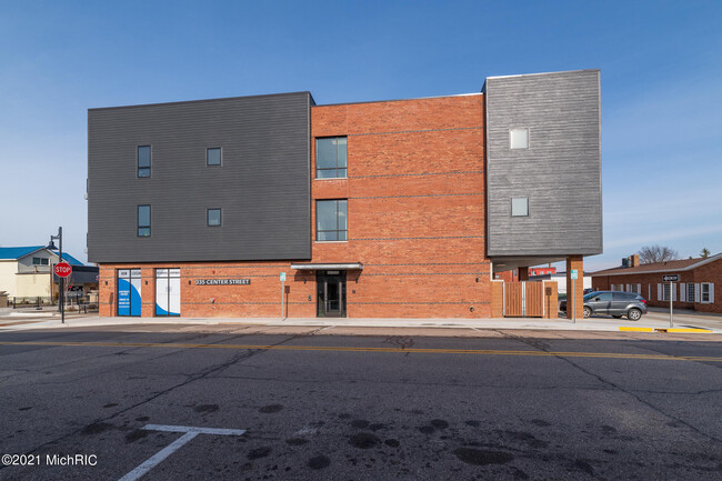 Building Photo - 335 Center St