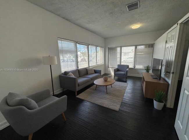 Building Photo - 8140 Crespi Blvd