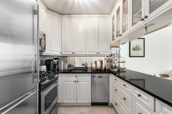 Building Photo - 130 W 79th St