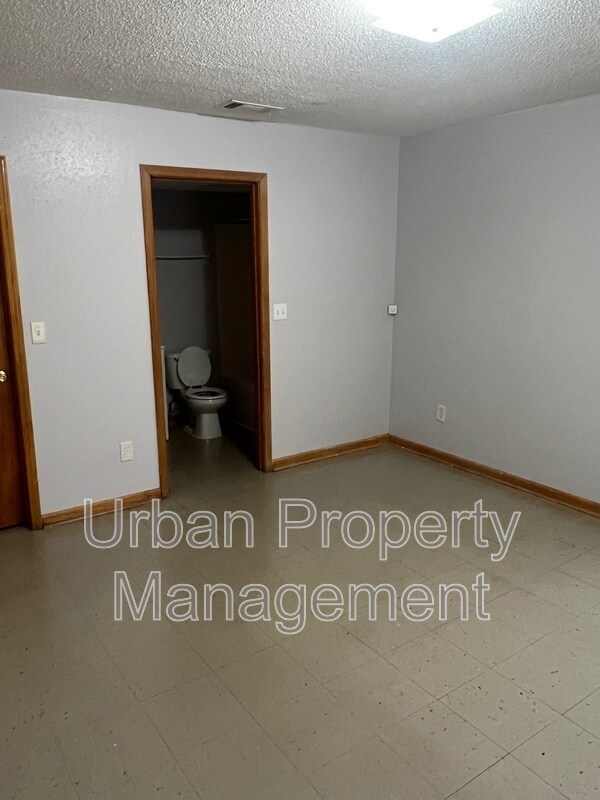 Foto del edificio - 429 Simpson Ave