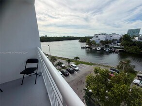 Building Photo - 400 Kings Point Dr
