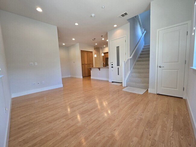 Building Photo - Light-Filled Palto Alto Townhome-Style Condo with Private Deck