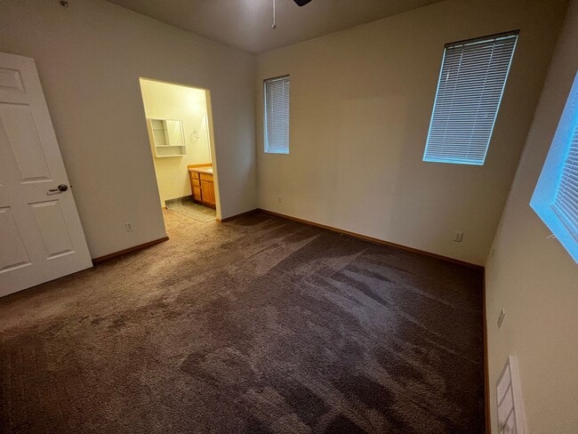 Building Photo - 2 Bedroom, 2 bath, DuPont Condo