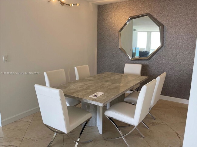 Foto del edificio - 6365 Collins Ave