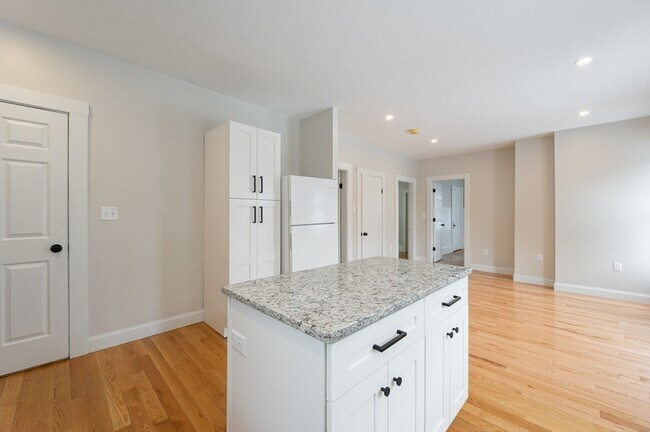 Building Photo - 270 Hilldale Ave