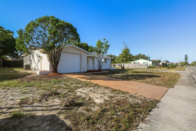 Building Photo - 3208 Holiday Lake Dr