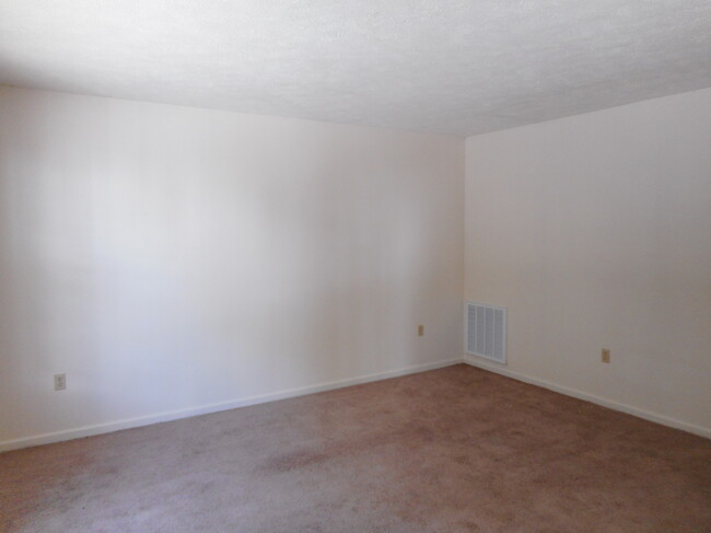 Living Room - 215 Deer Ridge Trail Apt B