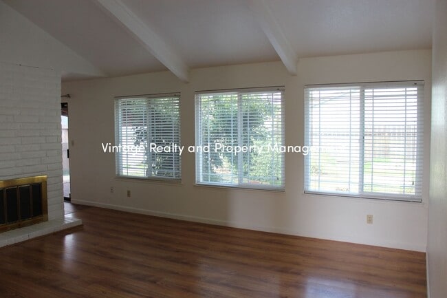 Foto del edificio - Available Soon! Recently Updated Very Nice...