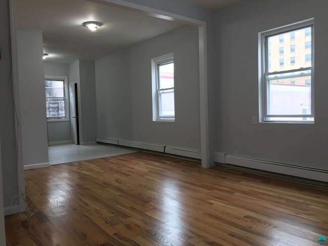 Building Photo - 167 Menahan St
