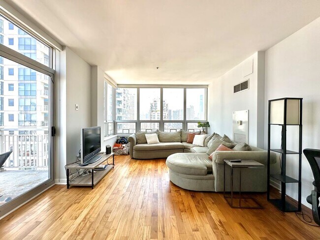 Foto del edificio - 330 W Grand Ave