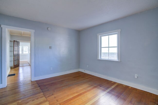 Building Photo - Turn of the Century Bungalow 1 bed, Downtown, 1 Block from CO College