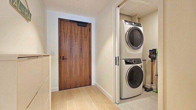 Foto del edificio - Victoria Place 2bdrm/2ba/2pkg