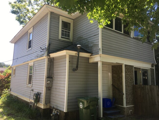 Building Photo - Super Convenient to Downtown, 2 Bedroom/1 ...