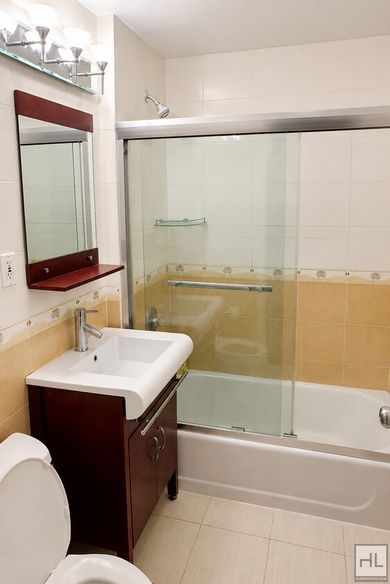 Foto del edificio - Second-Floor Apartment on Britton Ave – Elmhurst, NY