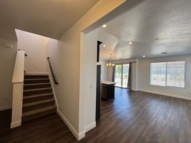 Foto del edificio - SPACIOUS HOME FOR RENT!