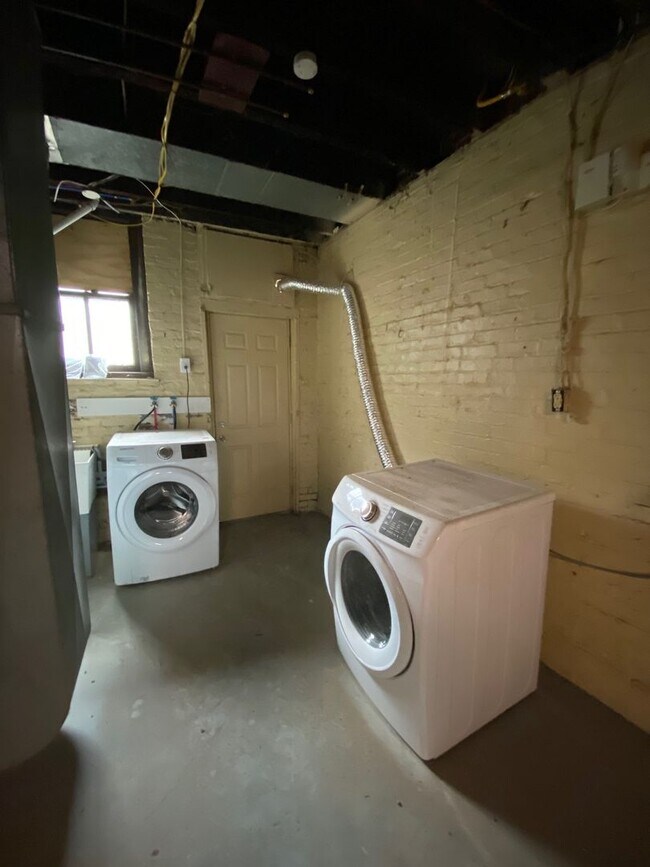 Building Photo - Updated 2BR Row Home in Lawrenceville – Ce...