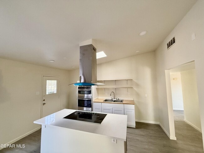 Building Photo - 3216 Drumond Rd