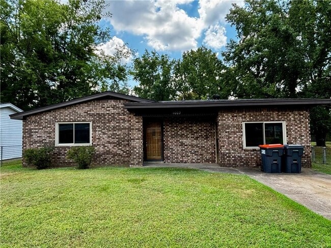 Building Photo - 1002 E F St