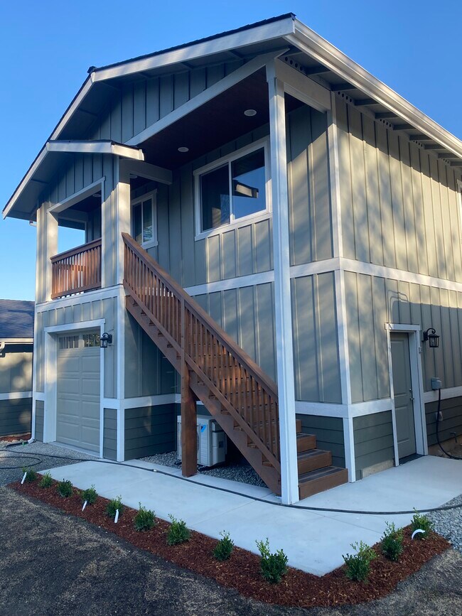 Privacidad en la planta superior con garaje - 1704 Eagles Nest Pl SE