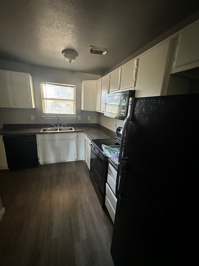 Building Photo - 4 Bedroom 2 Bathroom in 76105 Available!