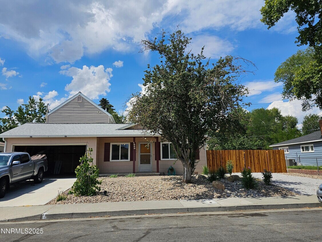 Foto principal - 1685 Chaska Pl