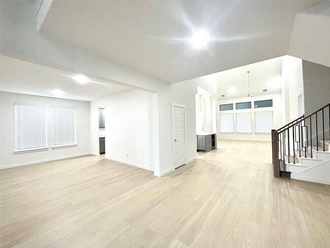 Building Photo - Priced Below Market for Quick Move-In