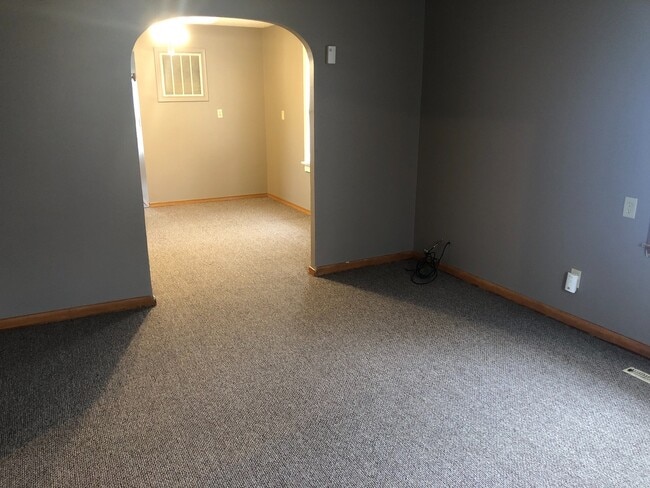 Building Photo - 2 Bedroom with Garage