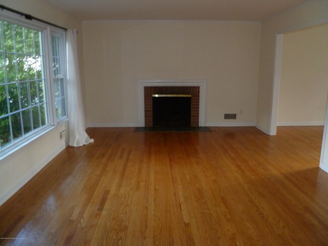 Building Photo - 11 Elmwood Ln