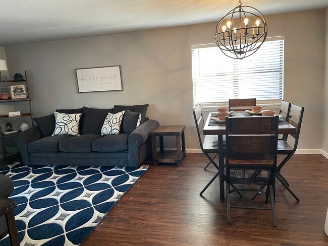 Sala de estar y comedor - 2300 Oakwood Ave
