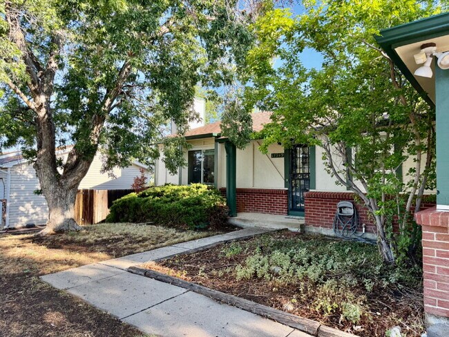 Foto del edificio - Spacious 4 bedroom, 3 bathroom home in the heart of Aurora is ready for immediate move in! Conven...