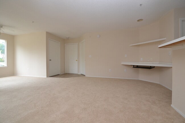 Building Photo - Beautiful 1/1 in Villas Del Sol ~ Gated Comm w/ Resort-Style Amenities!