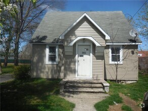 Building Photo - 10 Edmunds Ln