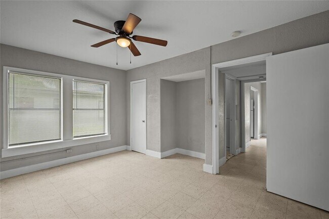 Building Photo - 814 3rd St N