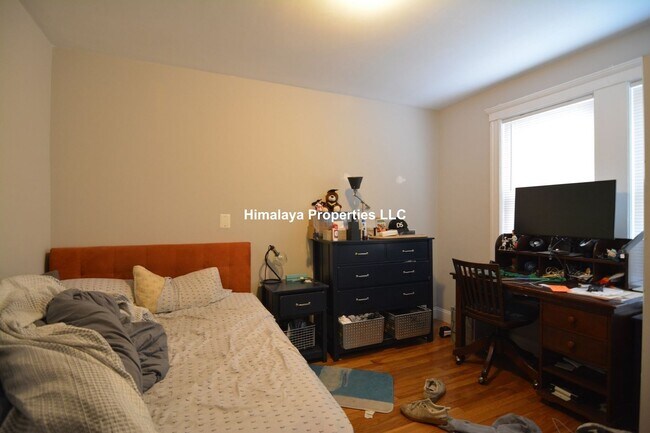 Building Photo - 4 Bedroom