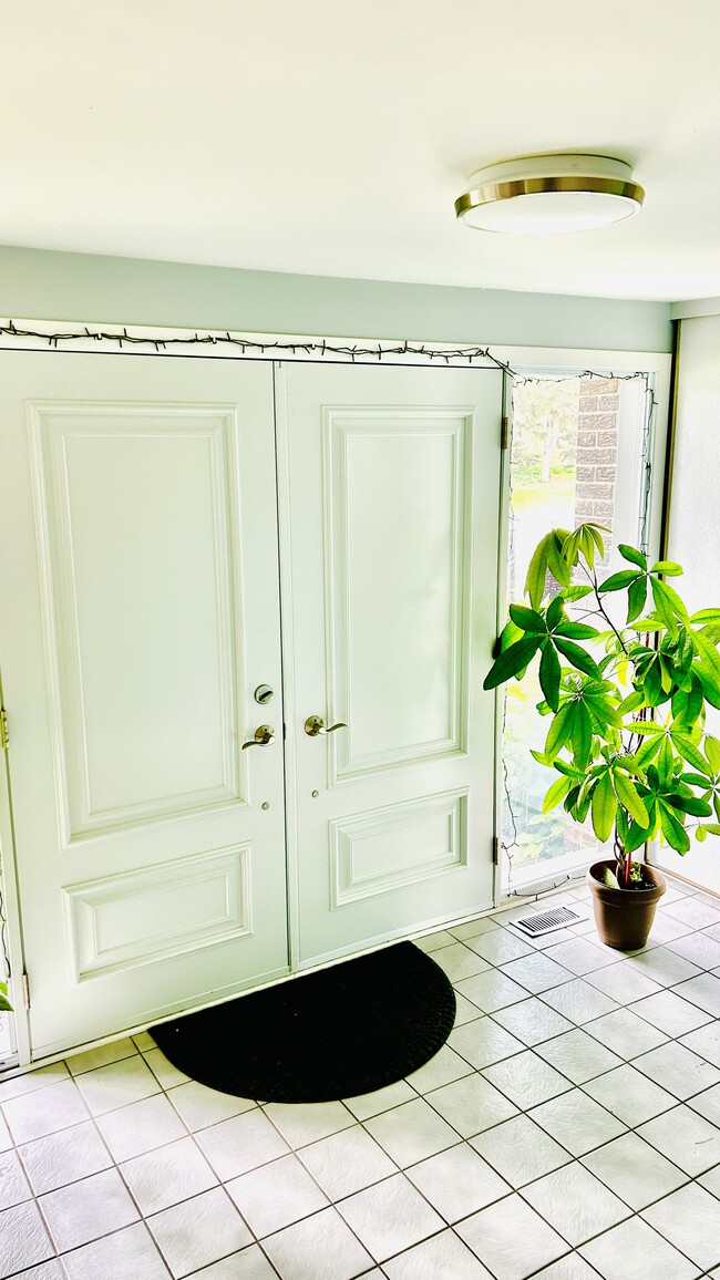 Inside view of entrance door - 17 Eleanor Dr