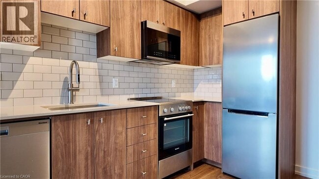 Building Photo - 15 Wellington St S