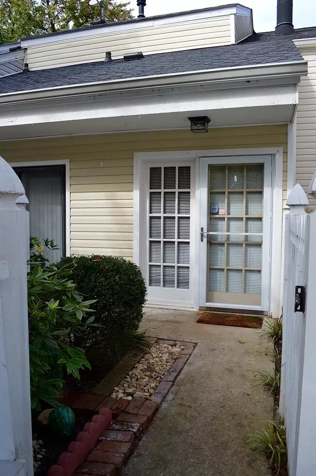 Front Entrance from Gate - 1149 Roselawn Ln SE
