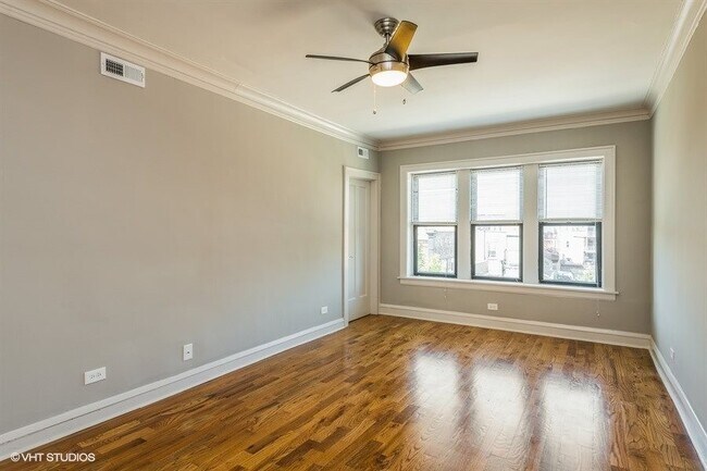 Foto del edificio - 3715 W Fullerton Ave