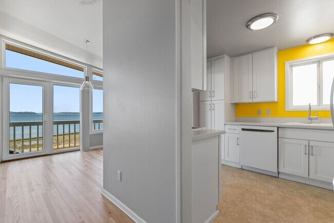 Building Photo - Gorgeous Alki Beachfront Charmer!