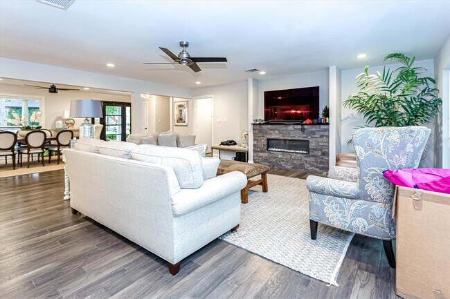 Building Photo - 10007 Briar Dr