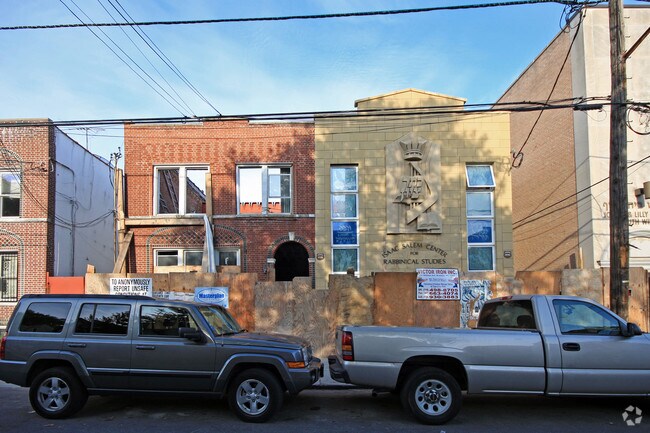 Building Photo - 1918 E 8th St