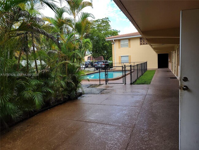 Foto del edificio - 8704 NW 35th St