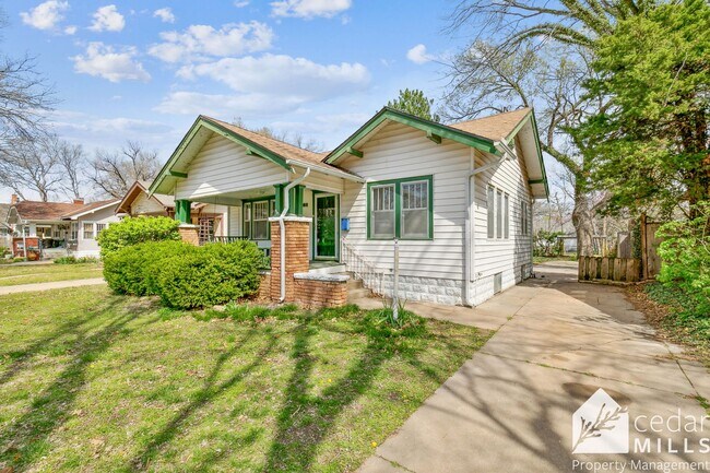 Building Photo - Sprawling Riverside Home