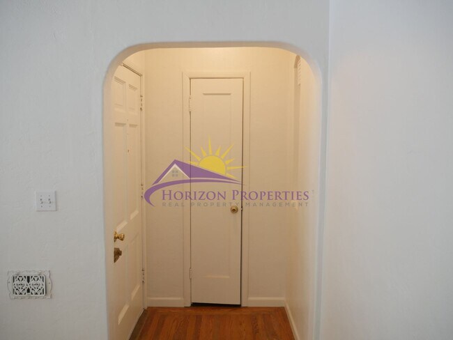 Building Photo - Remodeled 2 Bed 1 Bath 926 Sq. Ft. in East...
