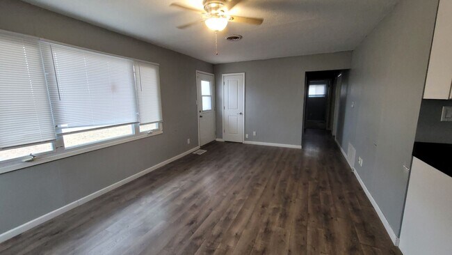 Foto del edificio - NE 3 bedroom updated with appliances and garage