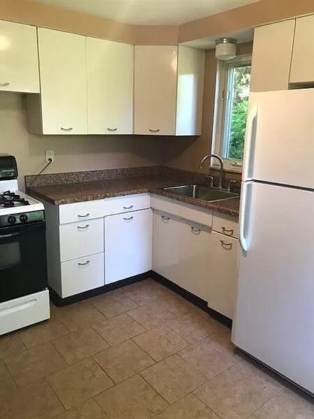 Kitchen - 577 Bigelow St